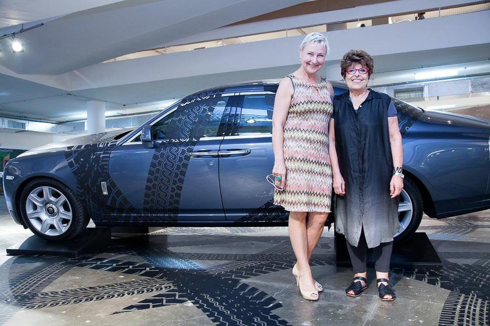 Andrea Seehusen and Regina Silveira in front of a Rolls-Royce